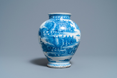 Un pot en fa&iuml;ence de Delft en bleu et blanc &agrave; d&eacute;cor de chinoiserie, Pays-Bas ou Angleterre, 3&egrave;me quart du 17&egrave;me