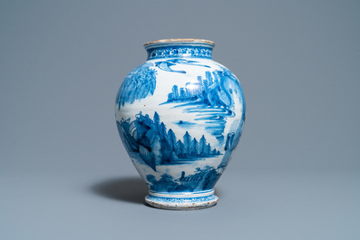 Un pot en fa&iuml;ence de Delft en bleu et blanc &agrave; d&eacute;cor de chinoiserie, Pays-Bas ou Angleterre, 3&egrave;me quart du 17&egrave;me