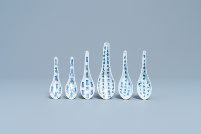 Seventeen Chinese blue and white spoons, 19/20th C.