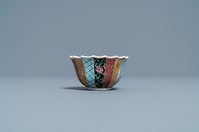 Une tasse et soucoupe de forme lob&eacute;e en porcelaine de Chine famille rose &agrave; d&eacute;cor de p&ecirc;cheurs, Yongzheng