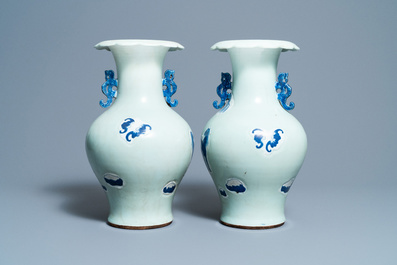 Une paire de vases en porcelaine de Chine en bleu et blanc sur fond c&eacute;ladon, 19&egrave;me