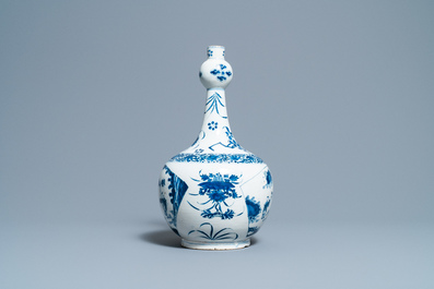 Een blauw-witte Delftse chinoiserie vaas in Transitie-stijl, ca. 1700