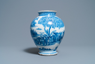 An early Dutch or English Delftware chinoiserie jar, 3rd quarter 17th C.