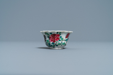 Une tasse et soucoupe de forme lob&eacute;e en porcelaine de Chine famille rose &agrave; d&eacute;cor de coqs, Yongzheng