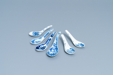 Seventeen Chinese blue and white spoons, 19/20th C.