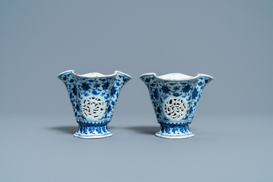 Een paar zeldzame Chinese blauw-witte drielobbige dubbelwandig opengewerkte libation cups, Qianlong