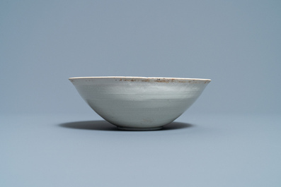 Un bol en gr&egrave;s porcelaineux de type luanbai &agrave; d&eacute;cor de poissons, Chine, Song/Yuan