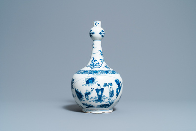 Een blauw-witte Delftse chinoiserie vaas in Transitie-stijl, ca. 1700