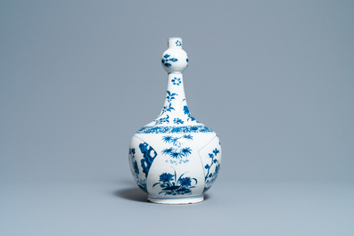 Un vase de forme bouteille en fa&iuml;ence de Delft en bleu et blanc de style chinoiserie, vers 1700