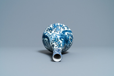 Un vase de forme bouteille en porcelaine de Chine en bleu et blanc &agrave; d&eacute;cor de dragons de mer, Wanli