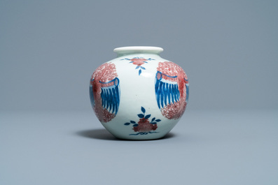 Un pot &agrave; eau en porcelaine de Chine en bleu, blanc et rouge de cuivre &agrave; d&eacute;cor de ph&eacute;nix, marque de Kangxi, 19&egrave;me