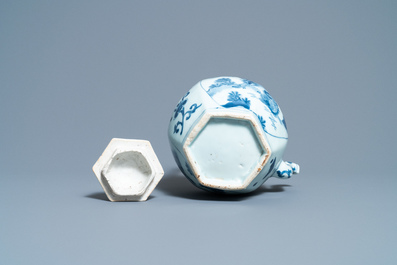 Une grande verseuse &agrave; vin couverte en porcelaine de Chine en bleu et blanc, &eacute;poque Transition