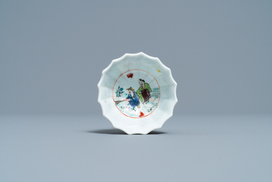 Une tasse et soucoupe de forme lob&eacute;e en porcelaine de Chine famille rose &agrave; d&eacute;cor de p&ecirc;cheurs, Yongzheng