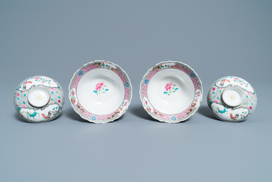 Une paire de bols couverts en porcelaine de Chine famille rose &agrave; d&eacute;cor de coqs, Yongzheng