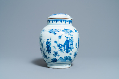 Un pot couvert en porcelaine de Chine en bleu et blanc &agrave; d&eacute;cor de figures dans un paysage, &eacute;poque Transition