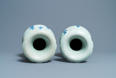 Une paire de vases en porcelaine de Chine en bleu et blanc sur fond c&eacute;ladon, 19&egrave;me