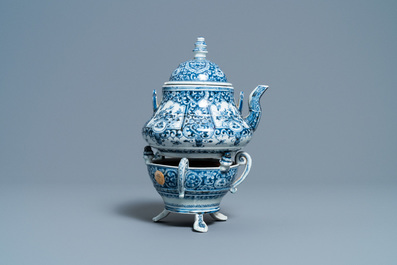 Une tr&egrave;s rare th&eacute;i&egrave;re sur r&eacute;chaud en porcelaine Arita en bleu et blanc dans le style de Delft, Japon, Edo, ca. 1750