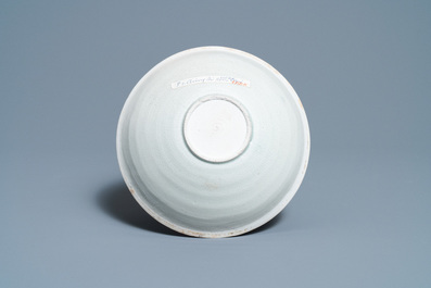 Un bol en gr&egrave;s porcelaineux de type luanbai &agrave; d&eacute;cor de poissons, Chine, Song/Yuan