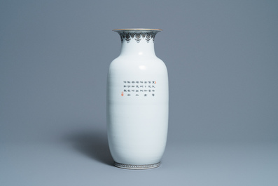 Un vase en porcelaine de Chine famille rose, marque de Zhong Guo Jingdezhen Zhi, R&eacute;publique