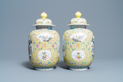 Une paire de vases couverts en porcelaine de Chine famille rose &agrave; fond jaune, marque de Guangxu, R&eacute;publique