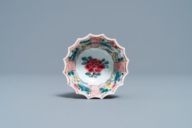 Une tasse et soucoupe de forme lob&eacute;e en porcelaine de Chine famille rose &agrave; d&eacute;cor de coqs, Yongzheng