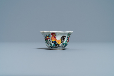 Une tasse et soucoupe de forme lob&eacute;e en porcelaine de Chine famille rose &agrave; d&eacute;cor de coqs, Yongzheng