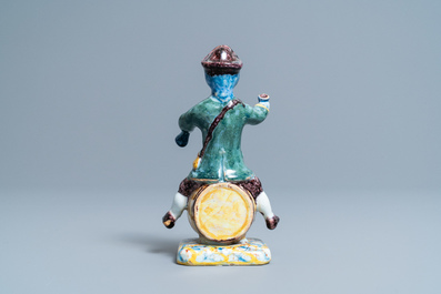 Un buveur de vin sur tonneau en fa&iuml;ence de Delft polychrome, 18&egrave;me