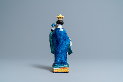 Een polychrome Delftse figuur van de madonna met kind, 18e eeuw