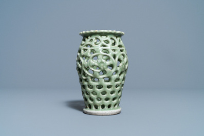 Een Chinese opengewerkte monochrome Longquan celadon penselenbeker, Ming