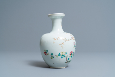 Un vase en porcelaine de Chine famille rose &agrave; d&eacute;cor floral, 19/20&egrave;me