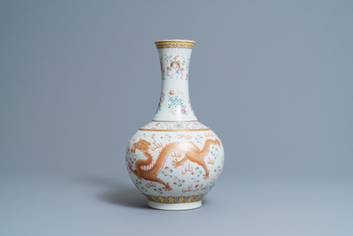 Un vase de forme bouteille en porcelaine de Chine famille rose &agrave; d&eacute;cor de dragons, marque de Guangxu, 19/20&egrave;me