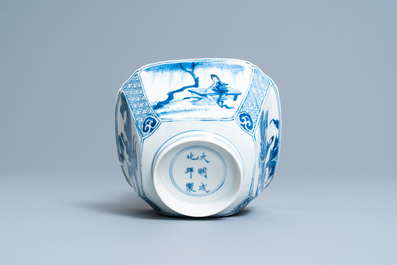 Een vierkante Chinese blauw-witte kom, Chenghua merk, Kangxi