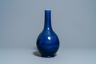 Een Chinese monochrome blauwe flesvormige vaas, Qianlong merk en periode