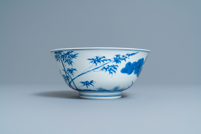 Un bol en porcelaine de Chine en bleu et blanc &agrave; d&eacute;cor 'Les trois amis de l'hiver', marque et &eacute;poque de Kangxi