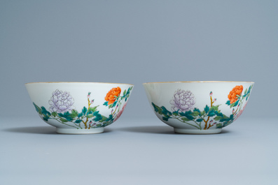 Une paire de bols en porcelaine de Chine famille rose &agrave; d&eacute;cor de pivoines, marque et &eacute;poque de Guangxu