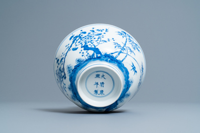 Un bol en porcelaine de Chine en bleu et blanc &agrave; d&eacute;cor 'Les trois amis de l'hiver', marque et &eacute;poque de Kangxi