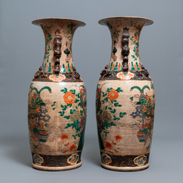 Une paire de tr&egrave;s grands vases en porcelaine de Chine famille verte dite 'de Nankin', 19&egrave;me