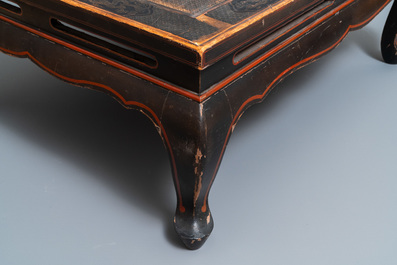 Une table en bois laqu&eacute; en noir et rouge &agrave; d&eacute;cor d'un dragon, Chine, 19&egrave;me