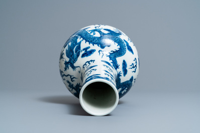 Un vase de forme bouteille en porcelaine de Chine en bleu et blanc, marque de Yongzheng, 19&egrave;me