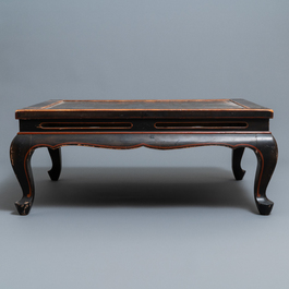 Une table en bois laqu&eacute; en noir et rouge &agrave; d&eacute;cor d'un dragon, Chine, 19&egrave;me