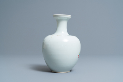 Un vase en porcelaine de Chine famille rose &agrave; d&eacute;cor floral, 19/20&egrave;me
