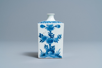 A Japanese square blue and white Kakiemon tea caddy, Edo, 17/18th C.