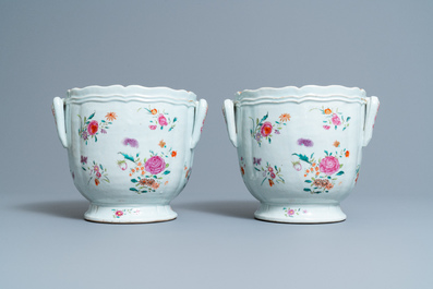 Une paire de rafra&icirc;chissoirs en porcelaine de Chine famille rose &agrave; d&eacute;cor floral, Qianlong