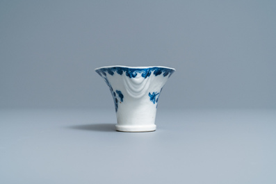 Une coupe libatoire en porcelaine de Chine en bleu et blanc, Qianlong