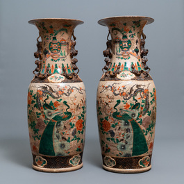 Une paire de tr&egrave;s grands vases en porcelaine de Chine famille verte dite 'de Nankin', 19&egrave;me