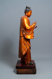 Een zeer grote Chinese vergulde houten figuur van een staande man, 18/19e eeuw