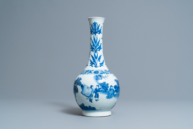 Un vase de forme bouteille en porcelaine de Chine en bleu et blanc, &eacute;poque Transition