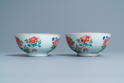 A pair of Chinese famille rose bowls with floral design, Yongzheng