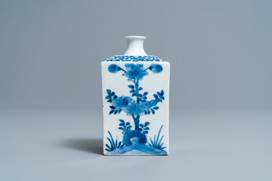 A Japanese square blue and white Kakiemon tea caddy, Edo, 17/18th C.