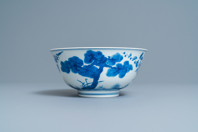 Un bol en porcelaine de Chine en bleu et blanc &agrave; d&eacute;cor 'Les trois amis de l'hiver', marque et &eacute;poque de Kangxi